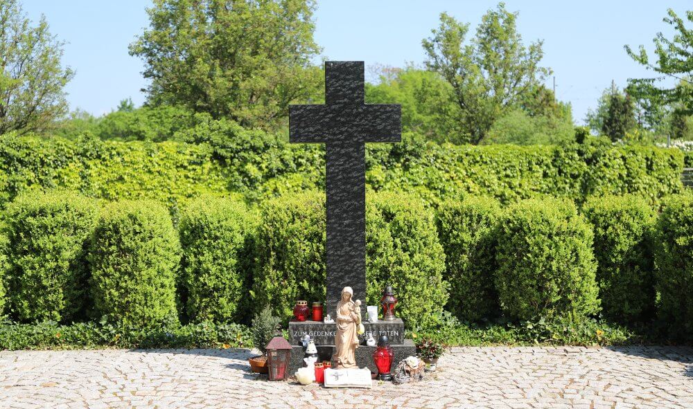 Kreuz auf dem Friedhof in Oberreut