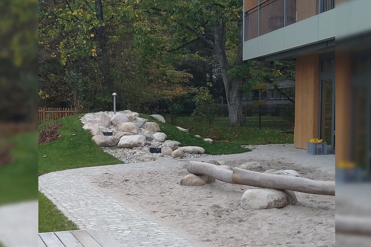 Das naturnahe Außengelände der Villa Regenbogen